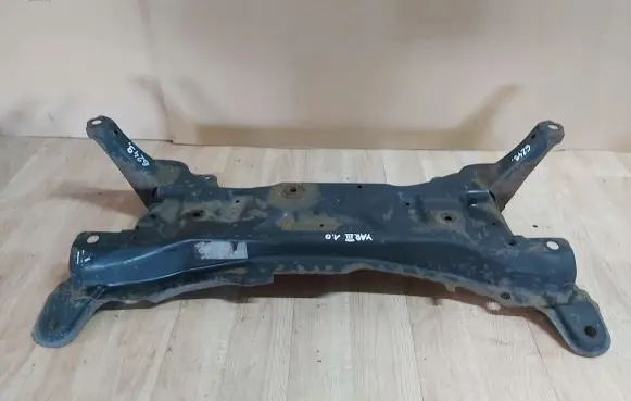 Toyota Yaris Engine mounting bracket