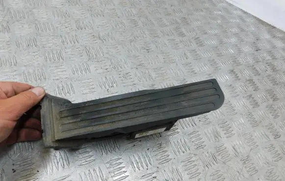 Volkswagen Tiguan Accelerator throttle pedal 1K1721503M 6PV00889000 L053508