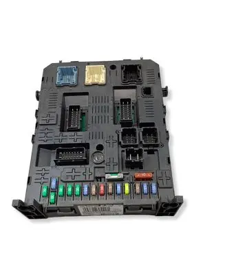 Peugeot 5008 Fuse module 966689568002 20977771
