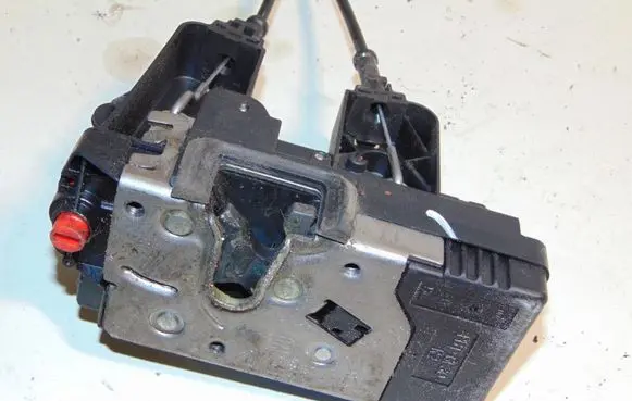 Opel Vectra C Rear door lock 5133130 13210763