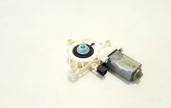 Mercedes-Benz GLC C254 Front door window regulator motor A0009065108
