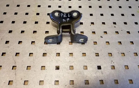 Toyota Avensis T270 Front door lower hinge 