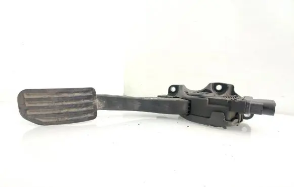 Accelerator throttle pedal