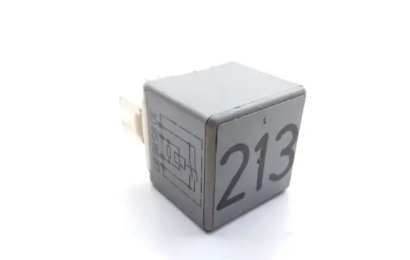 Volkswagen PASSAT B5 Other relay 443951253J 89951170A12V