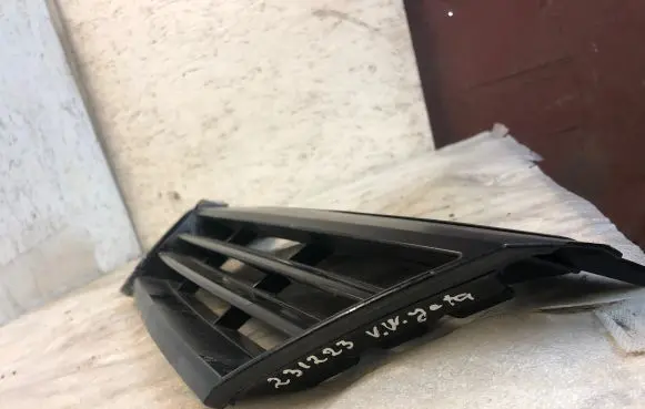 Volkswagen Jetta VI Front bumper upper radiator grill