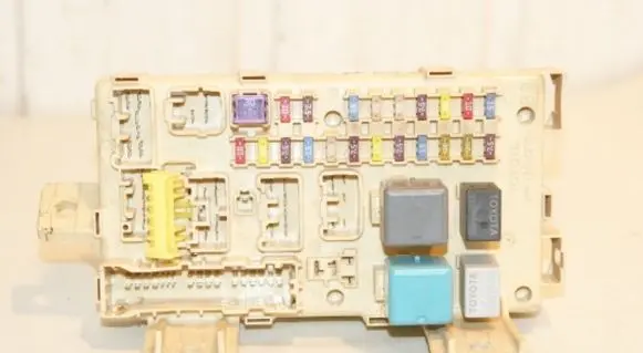Toyota Avensis T250 Fuse module 82641CA030 82641CA010F