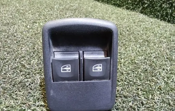 Opel Vivaro Electric window control switch 254117873R 10023904