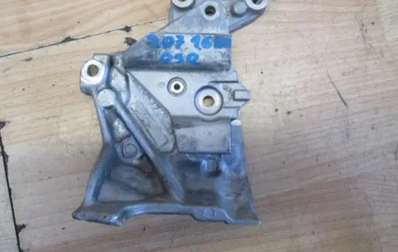 Peugeot 207 Engine mounting bracket