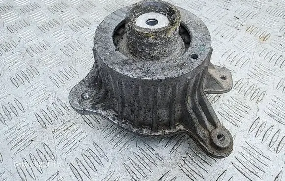 Engine mount bracket