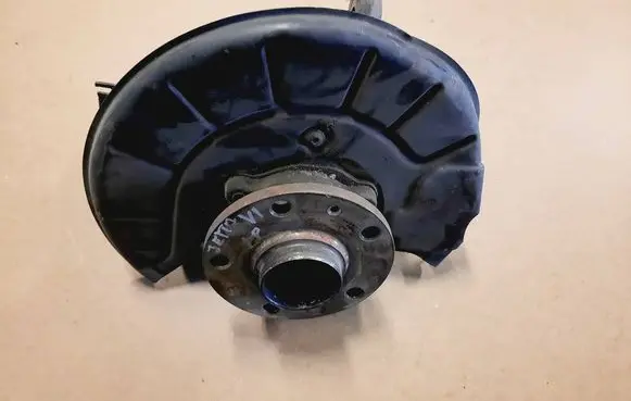 Volkswagen Jetta VI Front wheel hub spindle knuckle