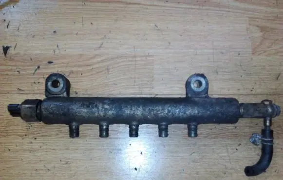 Nissan Primera Fuel main line pipe 04e0748 6070