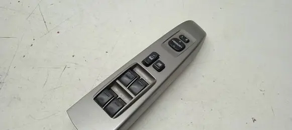 Toyota Prius (XW20) Electric window control switch 8482047021