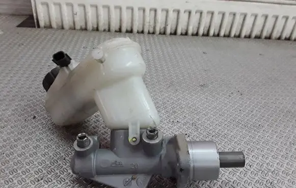 Renault Twingo II Master brake cylinder 8200403300