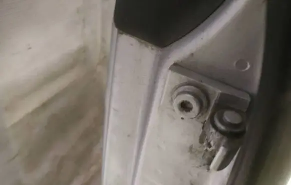 Volkswagen Touareg I Rear door lower hinge