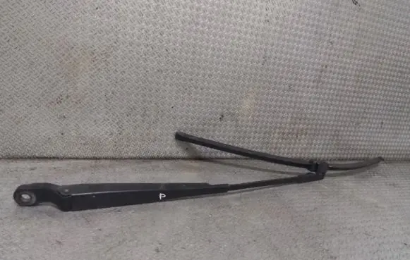Renault Modus Windshield/front glass wiper blade 8200360824A