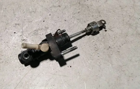 Toyota Avensis T250 Clutch slave cylinder 