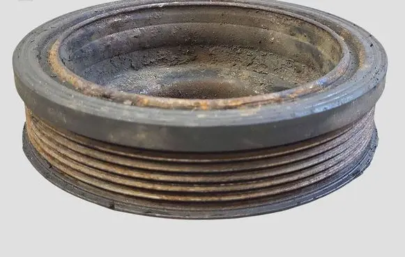 Volkswagen Golf VI Crankshaft pulley 038105243M