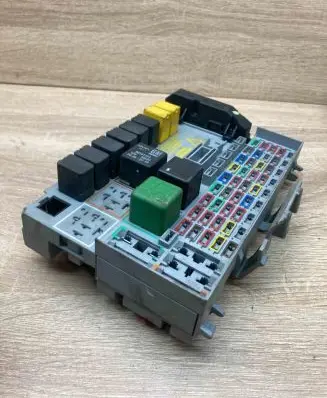 Opel Zafira A Fuse module 24412497