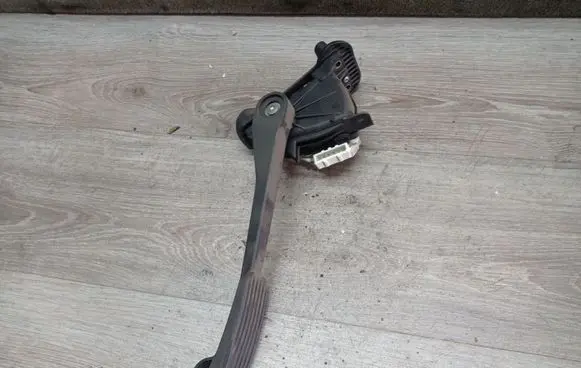 Volvo V70 Accelerator throttle pedal 30683516