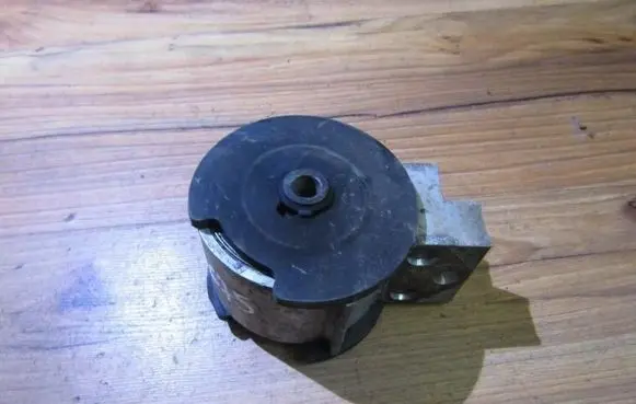 Honda Civic Engine mount bracket
