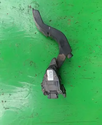 Volkswagen PASSAT B5 Accelerator throttle pedal 8D1721523