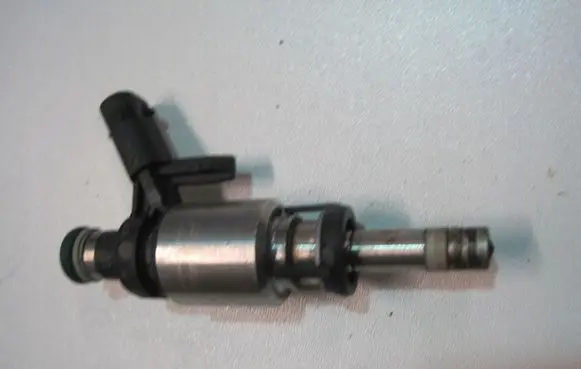 Skoda Rapid (120G, 130G, 135G) Fuel injector 06L906036J