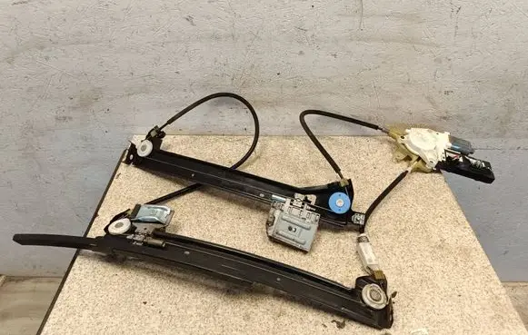 Front window lifting mechanism without motor