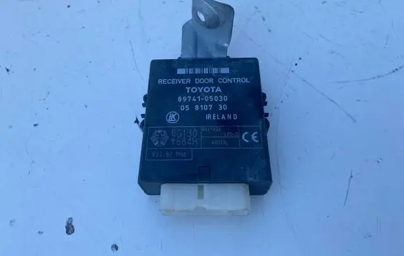 Toyota Avensis T220 Door control unit/module 8974105010
