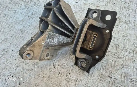 Nissan Qashqai Engine mount bracket 11210JD500