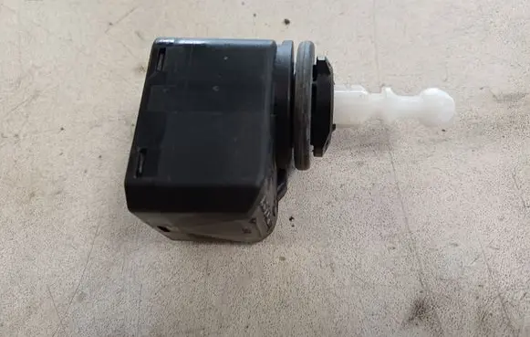 Skoda Fabia Mk2 (5J) Headlight level adjustment motor 00883000