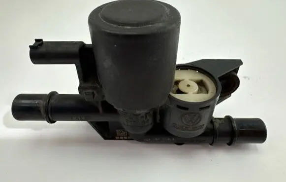 Audi A3 S3 8V Fuel pressure regulator 5Q0201559A