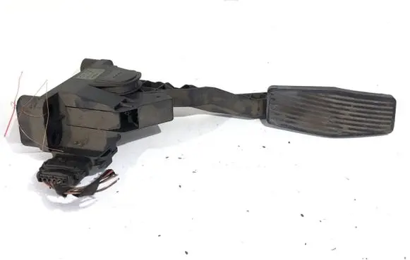 Accelerator throttle pedal