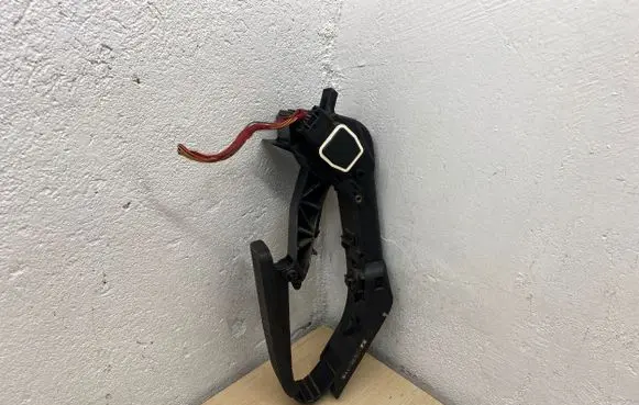 Mercedes-Benz CLS C219 Accelerator throttle pedal A2113000504 A2033010001
