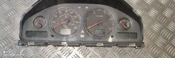Volvo XC70 Speedometer (instrument cluster) 30682287