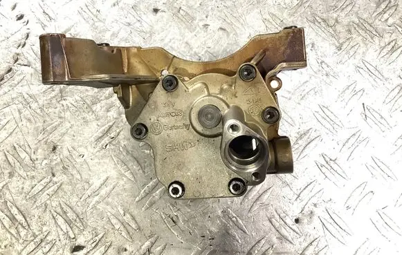 Volkswagen PASSAT B7 Oil pump 03C105AG