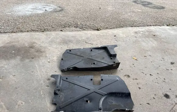 Opel Vivaro Engine splash shield/under tray 93857408 93857407