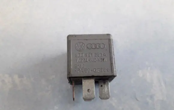 Volkswagen PASSAT B5.5 Other relay 8d0951253a v23134-b52-x301