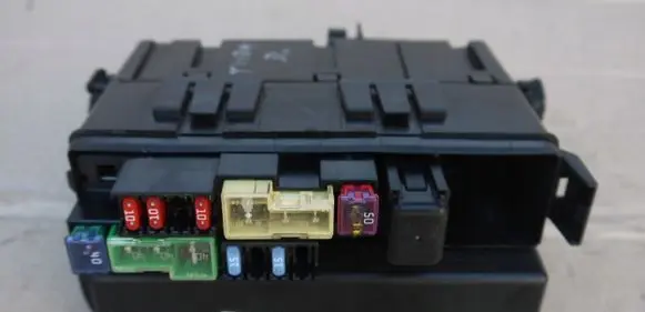 Nissan Tiida C11 Relay mounting block 