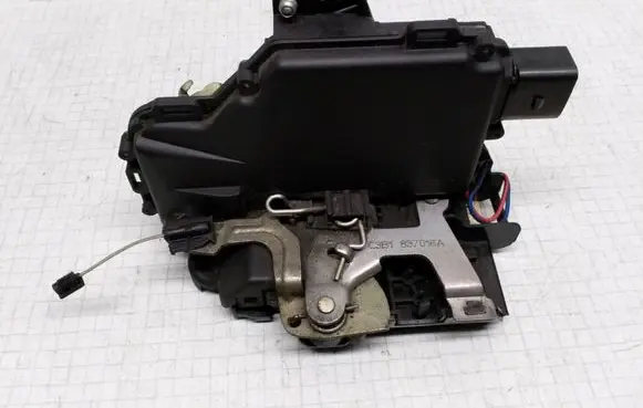 Volkswagen Golf IV Front door lock 
