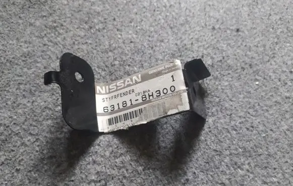 Nissan X-Trail T30 Fender mounting bracket 631818H300