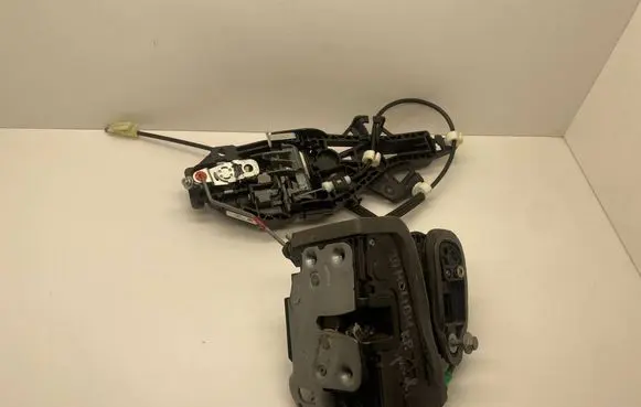 Chevrolet Malibu Front door lock 13509613 13546475 04520
