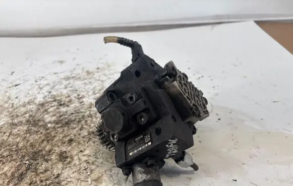 Renault Trafic III (X82) Fuel injection high pressure pump 0445010223 8200934657 8200690744