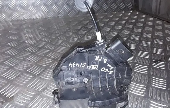 Volvo S60 Front door lock 31301740