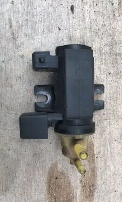 Opel Astra J Vacuum valve 55573362