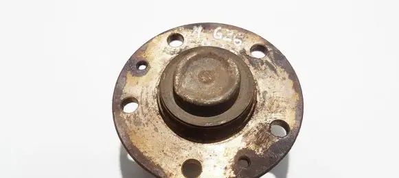 Mazda 626 Rear wheel hub