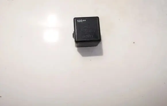 Volvo S40, V40 Other relay mb953381 v23134-b52-x240
