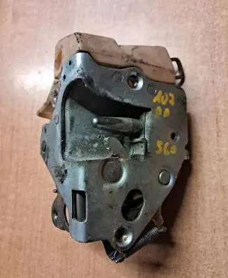 Mercedes-Benz SL R107 Front door lock 1077200435