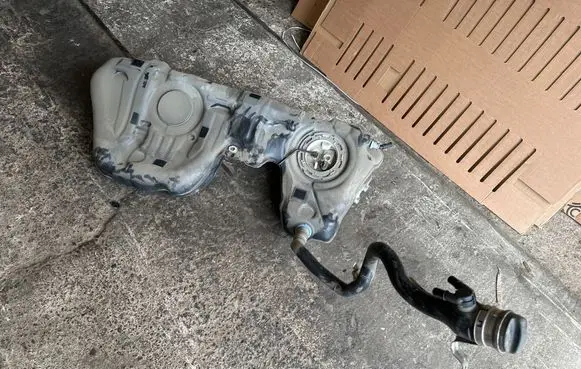 BMW 4 F32 F33 Fuel tank 4041401AA LK60BG581LEV