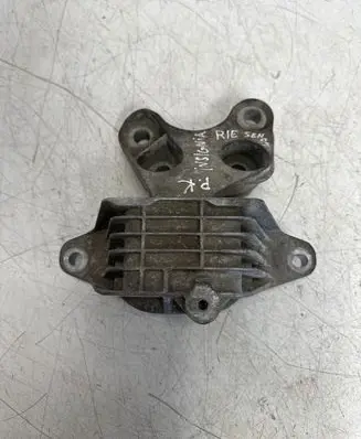 Opel Insignia B Engine mount bracket 84065726