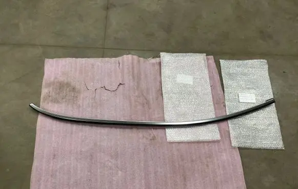Mercedes-Benz R W251 Door glass trim A2516981480